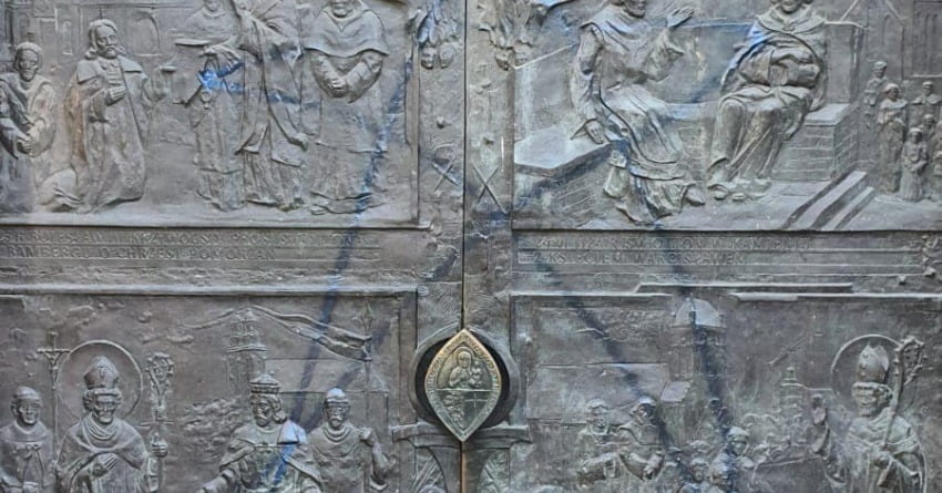 Pentagram na drzwiach archikatedry w Szczecinie