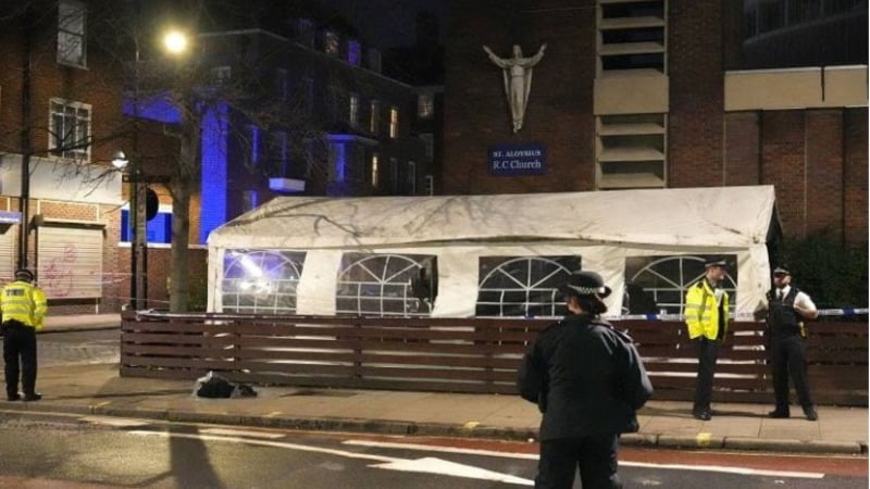 Londyn: strzelali do wychodzących z kościoła żałobników. 6 osób zostało rannych.