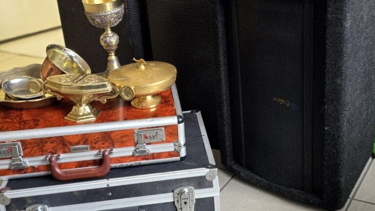 Kradzież naczyń liturgicznych w Głogowie – 17-letni sprawca zatrzymany. Skradzione przedmioty odzyskane.