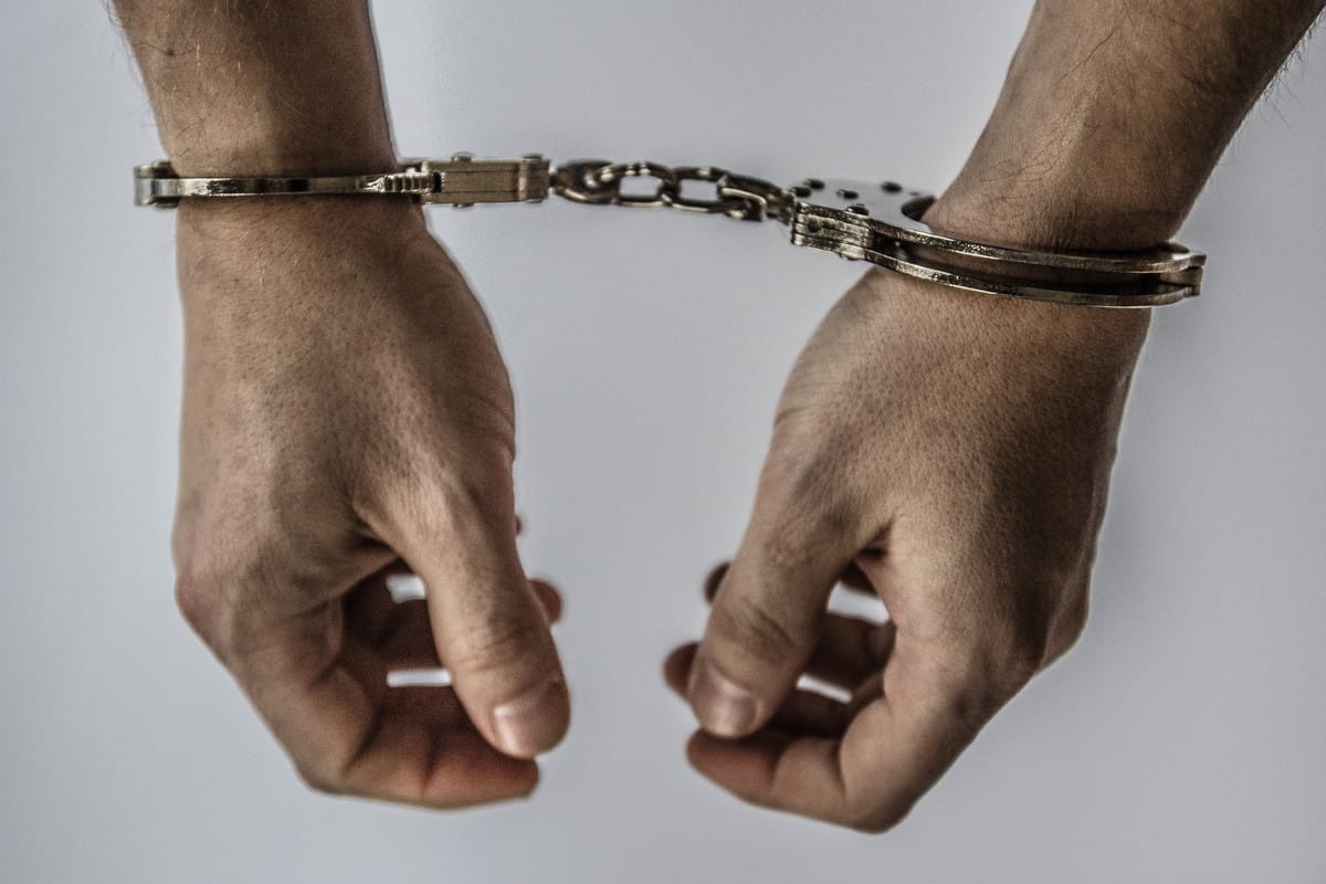 Wulgarne napisy na figurce Matki Bożej i obraźliwe rysunki na krzyżu na terenie gminy Witonia. 