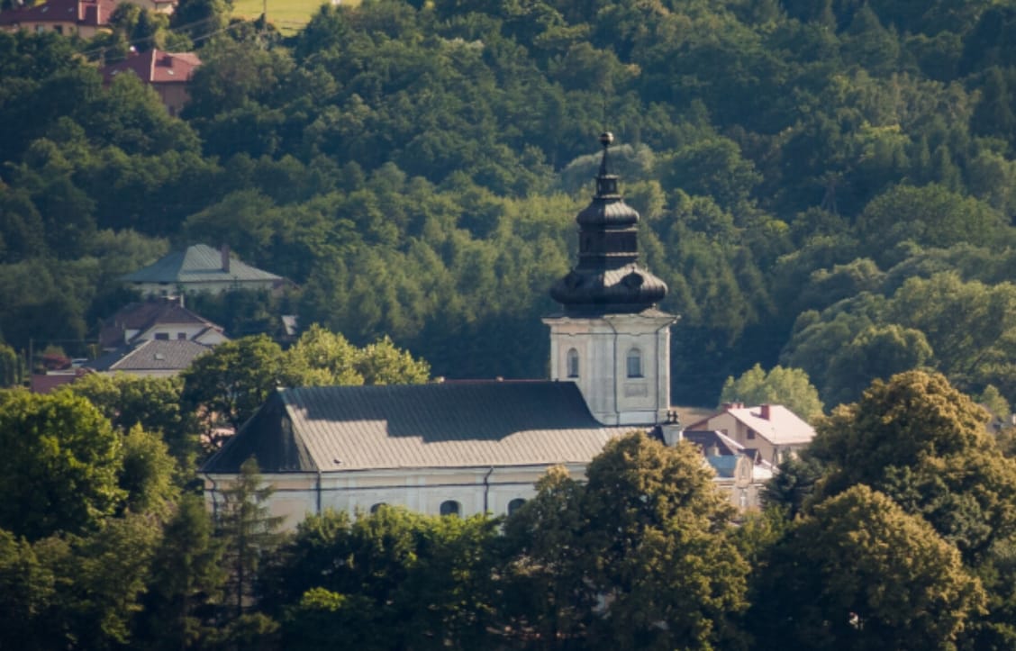 Włamanie z użyciem gazu na plebanię w Tuchowie. Księża zaskoczyli złodziei w piwnicy.